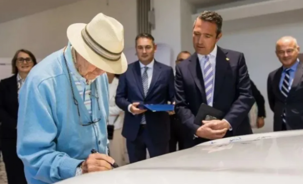 Foto - Siyasi iktidara sopa sallaya sallaya parayı götürüyorlar! Koç'a dolar aktı