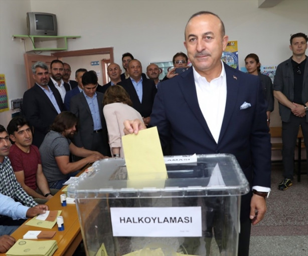 Foto - Siyasiler oylarını kullandı