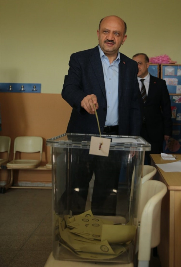 Foto - Siyasiler oylarını kullandı