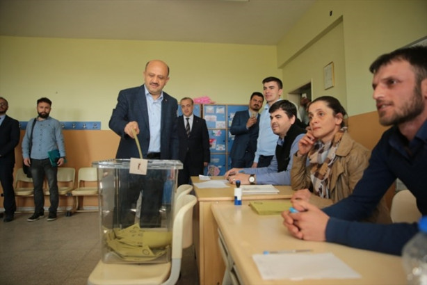 Foto - Siyasiler oylarını kullandı
