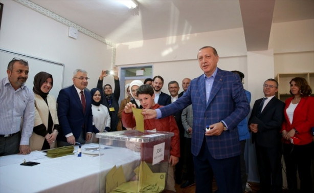 Siyasiler oylarını kullandı