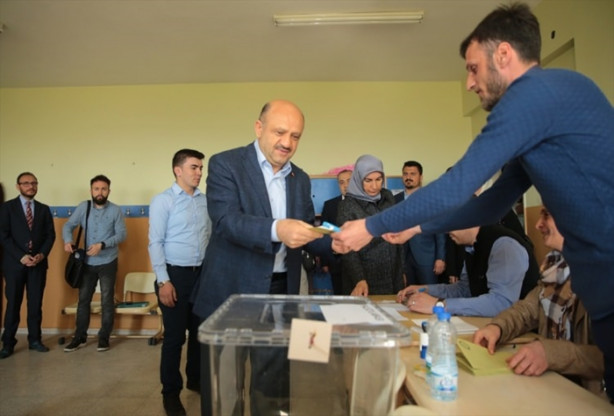 Foto - Siyasiler oylarını kullandı