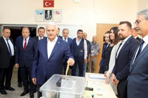Foto - Siyasiler oylarını kullandı