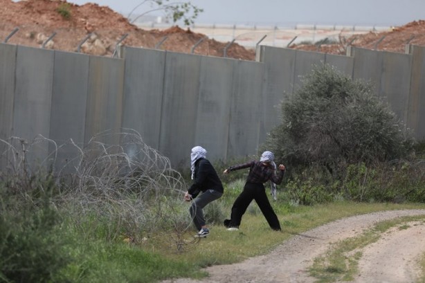 Foto - Siyonist işgalci İsrail askerleri Filistinli göstericilere saldırdı!