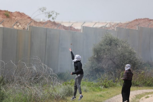Foto - Siyonist işgalci İsrail askerleri Filistinli göstericilere saldırdı!