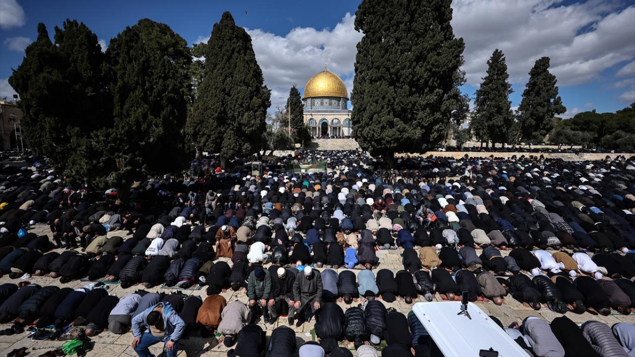 Siyonist İsrail’in engellemelerine rağmen Mescid-i Aksa’da doldu taştı! Ramazan’ın ikinci cumasında 100 bin kişi namaz kıldı