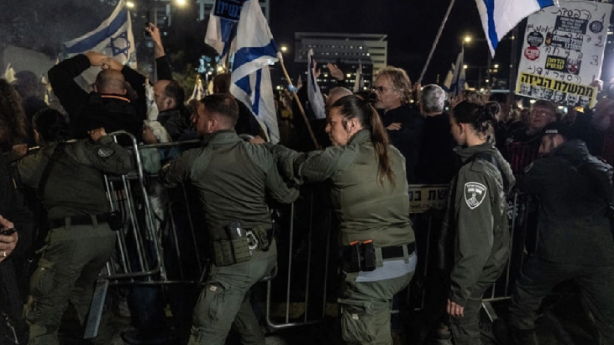 Siyonistler kendi halkına da acımıyor! İsrailliler sokaklara döküldü: Polisten sert müdahale