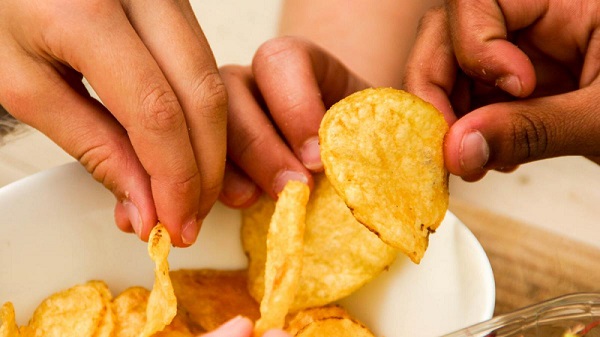 Siz de paketin sonunu görüyor musunuz? Sebebi buymuş! Neden cips yerken kendimize engel olamıyoruz? 