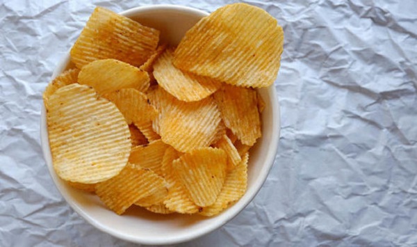 Foto - Siz de paketin sonunu görüyor musunuz? Sebebi buymuş! Neden cips yerken kendimize engel olamıyoruz? 