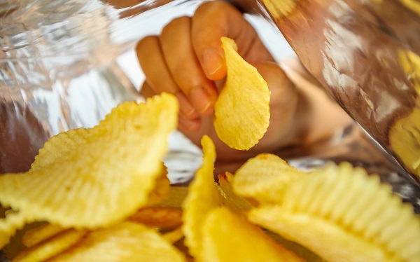 Foto - Siz de paketin sonunu görüyor musunuz? Sebebi buymuş! Neden cips yerken kendimize engel olamıyoruz? 