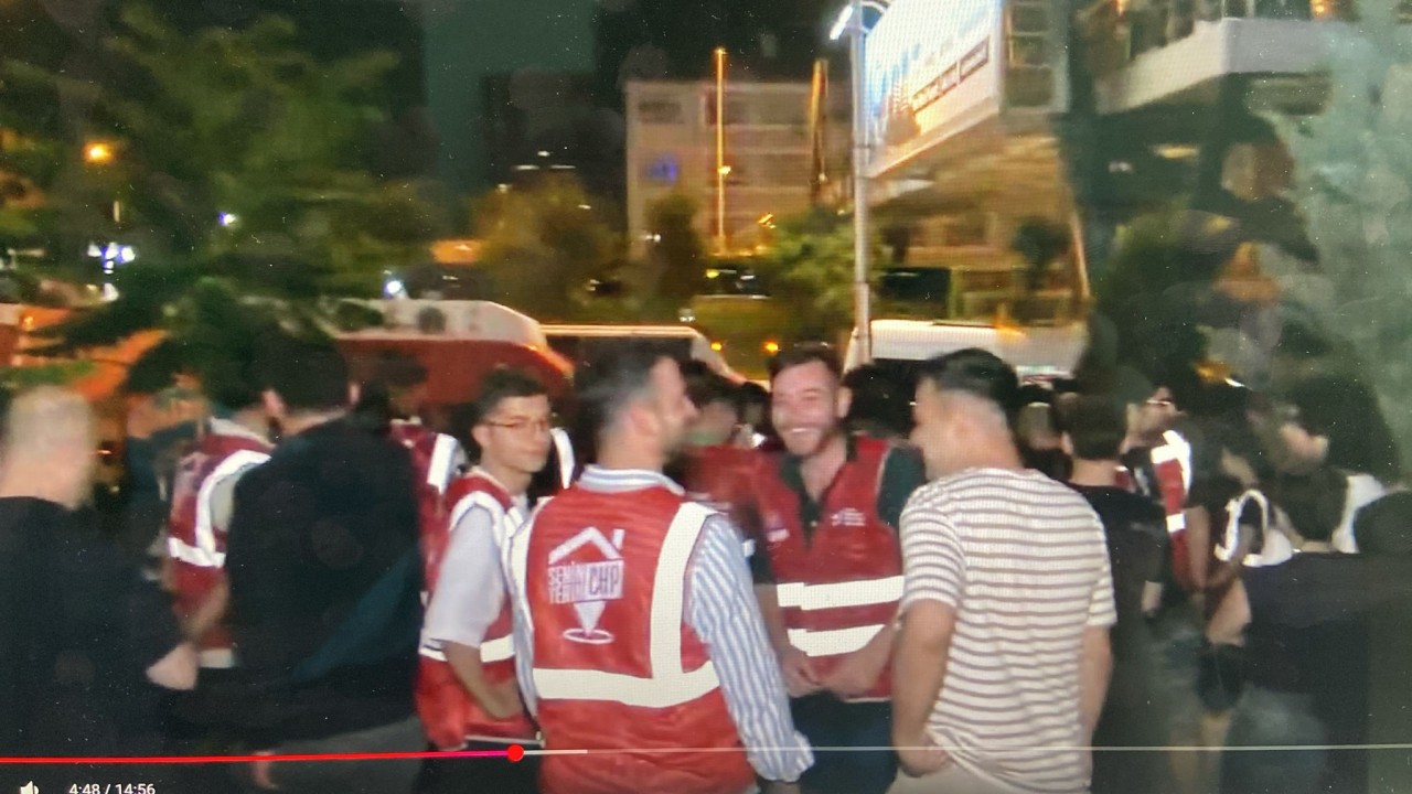 Foto - Akit Medya'ya kahkahalarla protestoya gelenlere bakın tam bir komedi sahnesi!