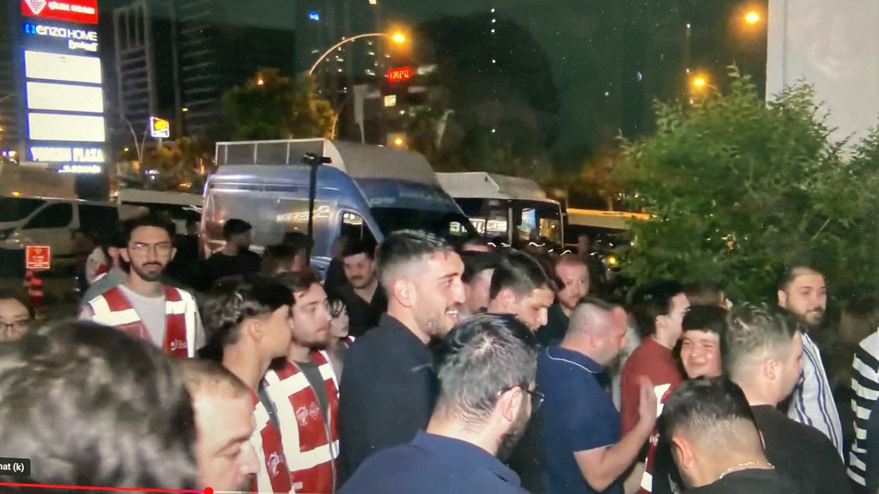 Foto - Akit Medya'ya kahkahalarla protestoya gelenlere bakın tam bir komedi sahnesi!