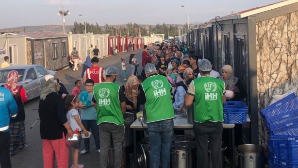 Foto - Siz koltuk kaygısına adını unuttunuz! Hedef gösterdiğiniz İslami dernekler hala yanlarında