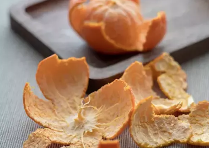Foto - Siz mandalina kabuklarını çöpe mi atıyorsunuz yoksa? Bakın ne oluyor! Akılalmaz olay