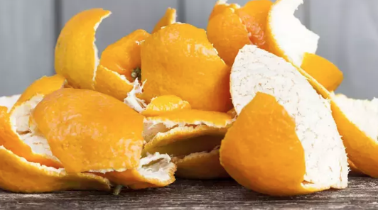 Foto - Siz mandalina kabuklarını çöpe mi atıyorsunuz yoksa? Bakın ne oluyor! Akılalmaz olay