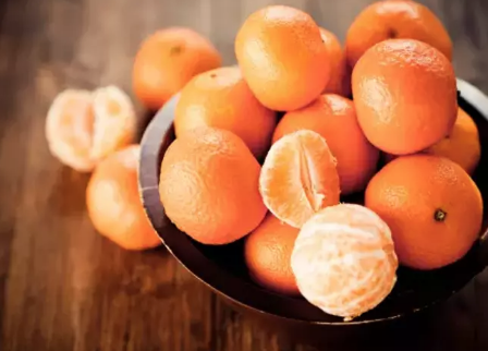 Foto - Siz mandalina kabuklarını çöpe mi atıyorsunuz yoksa? Bakın ne oluyor! Akılalmaz olay