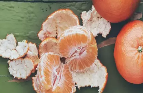 Foto - Siz mandalina kabuklarını çöpe mi atıyorsunuz yoksa? Bakın ne oluyor! Akılalmaz olay