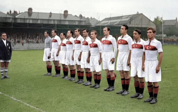 Siz ne düşünüyorsunuz? 1948 yılındaki Türkiye A Milli Futbol Takımı forması viral oldu!
