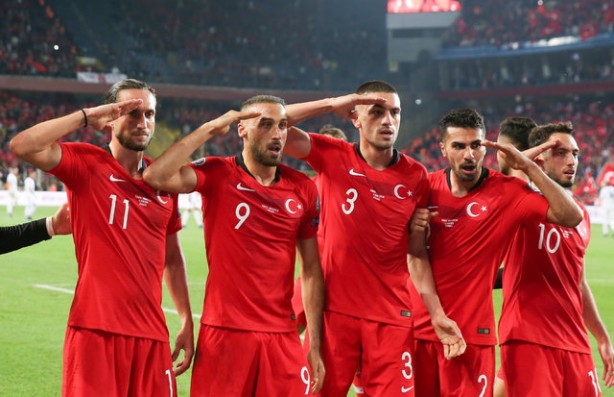 Foto - Siz ne düşünüyorsunuz? 1948 yılındaki Türkiye A Milli Futbol Takımı forması viral oldu!