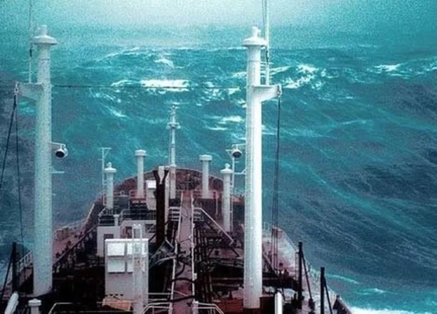 Foto - Siz olsaydınız ne yapardınız? Denizde korku filmi gibi görüntüler