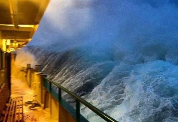 Foto - Siz olsaydınız ne yapardınız? Denizde korku filmi gibi görüntüler