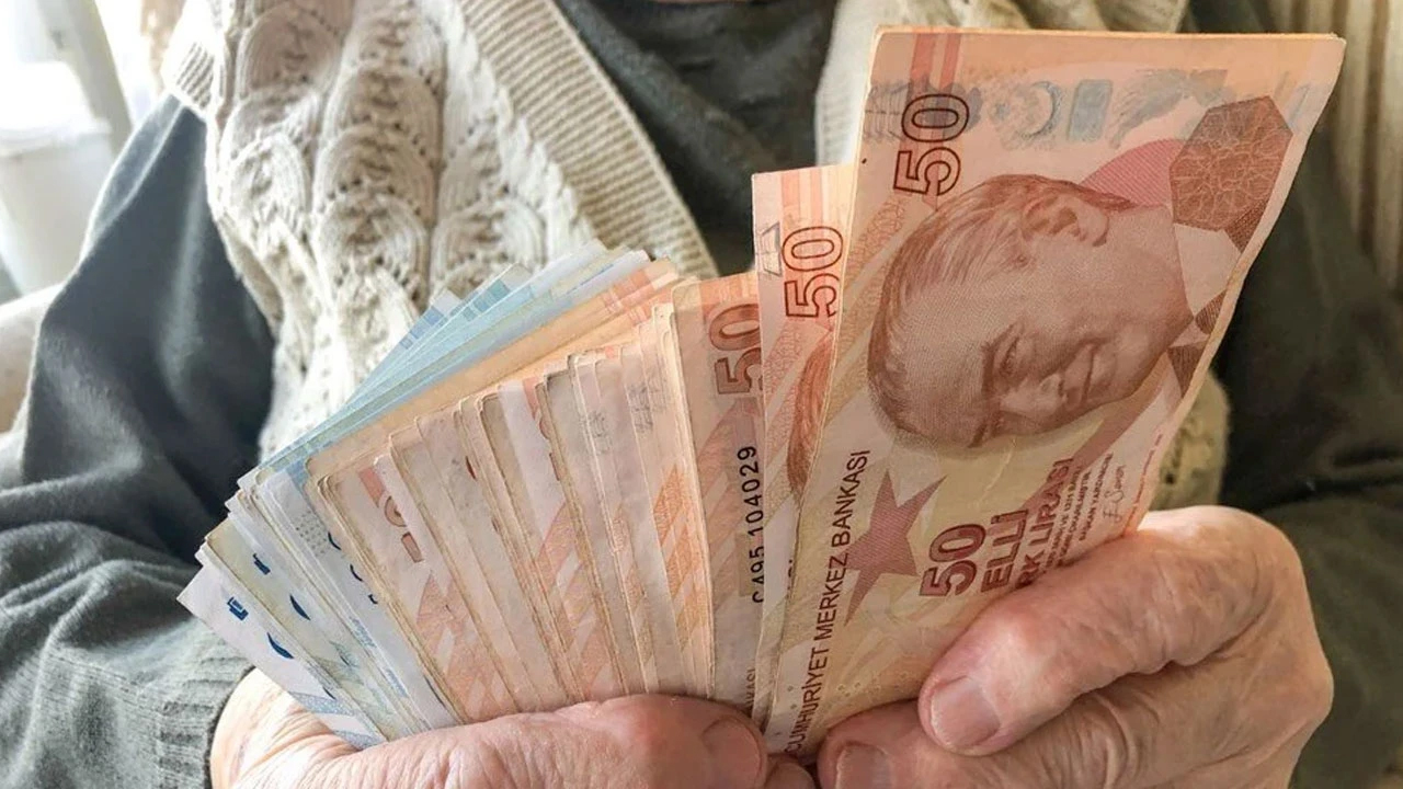 Foto - Siz sorun SGK Uzmanı Murat Özdamar cevaplasın! Çalışan EYT'lilerin maaşı kesilecek mi?