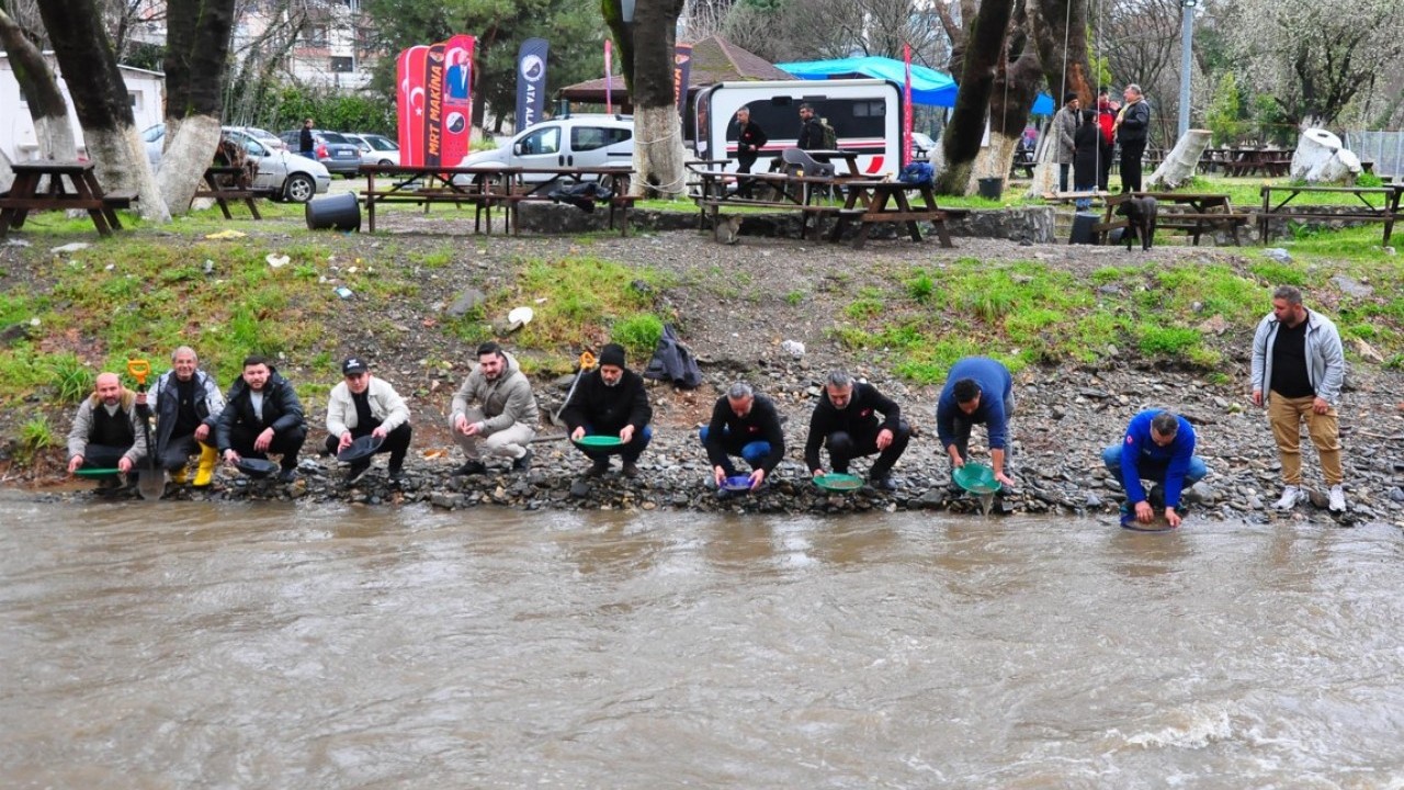 Sizce bu insanlar neyin peşinde? Derede sıra sıra dizilip leğen tutuyorlar