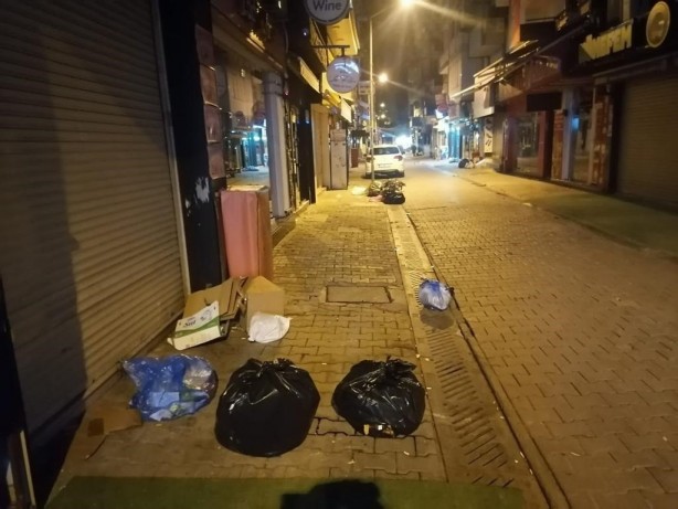 Foto - Sizce çöpe teslim ilçeyi kim yönetiyor? Fotoğrafa bak partiyi anla