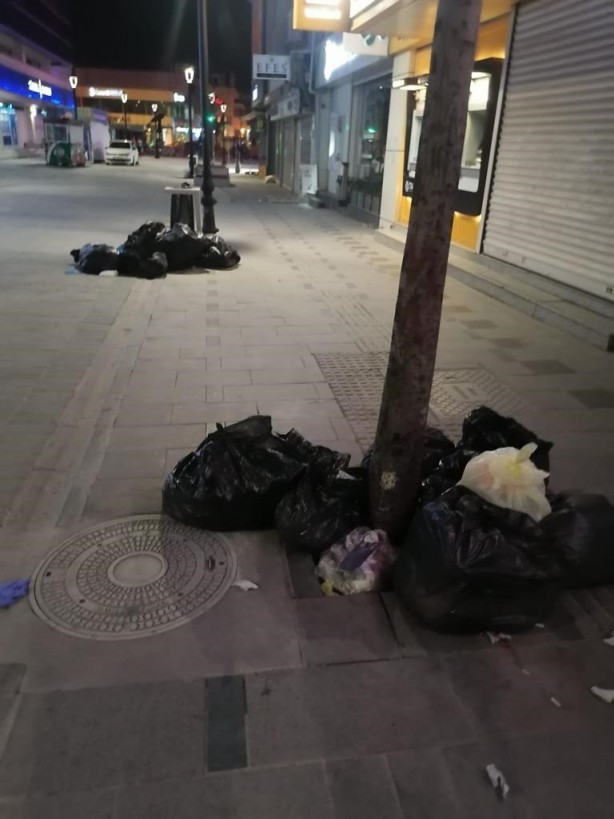 Foto - Sizce çöpe teslim ilçeyi kim yönetiyor? Fotoğrafa bak partiyi anla