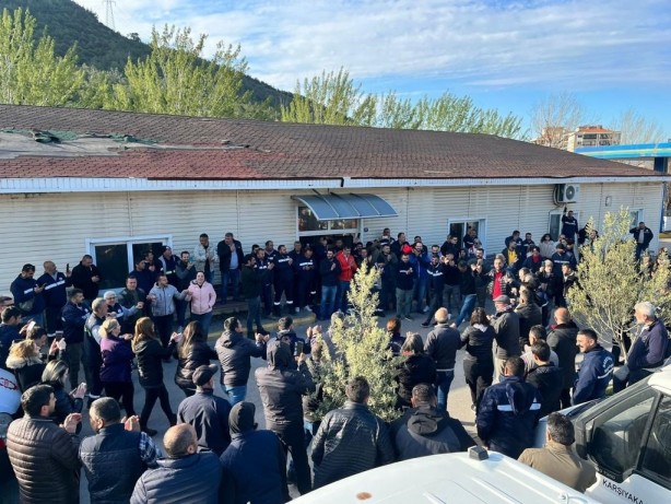 Sizce çöpe teslim ilçeyi kim yönetiyor? Fotoğrafa bak partiyi anla