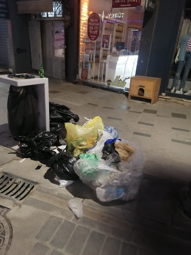 Foto - Sizce çöpe teslim ilçeyi kim yönetiyor? Fotoğrafa bak partiyi anla