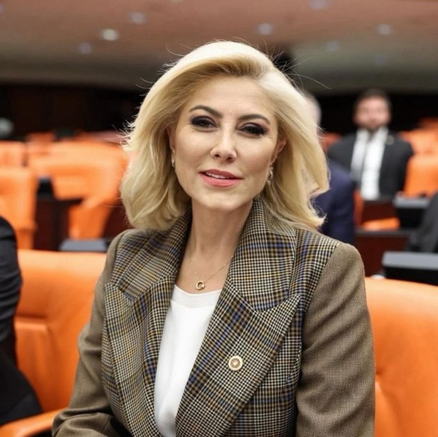 Foto - Sizde hiç utanma yok mu? O AK Partili isim de ıstakozla poz verdi! Halktan bu kadar da kopulmaz ki! Yazık, vallahi yazık