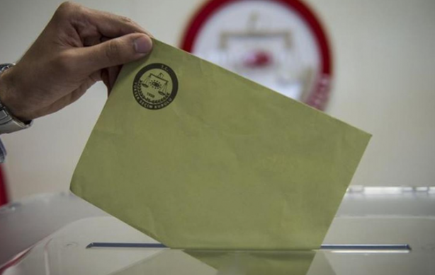 "Size seçim sonucunu söylüyorum" diyen Murat Kurum masasındaki anketi açıkladı!