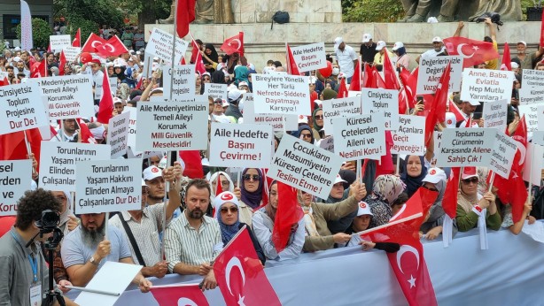 Foto - Sizin sanatçılığınız batsın! Aileye duyarlı vatandaşları böyle hedef aldılar
