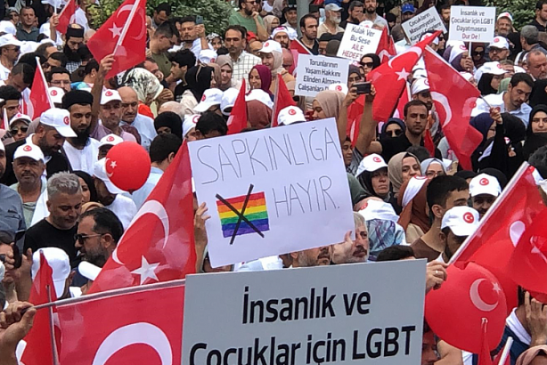 Foto - Sizin sanatçılığınız batsın! Aileye duyarlı vatandaşları böyle hedef aldılar