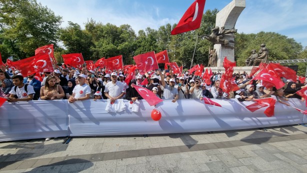 Sizin sanatçılığınız batsın! Aileye duyarlı vatandaşları böyle hedef aldılar