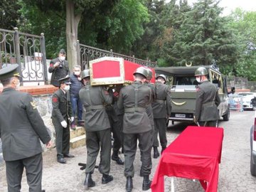 Foto - Skandal gelişme! Darbeci İsmail Hakkı Karadayı'nın askeri törenle kaldırılan cenazesine bakan da katıldı!