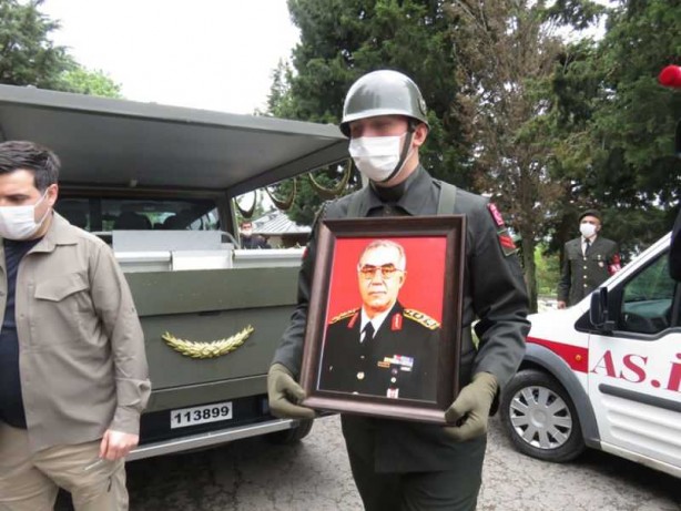 Foto - Skandal gelişme! Darbeci İsmail Hakkı Karadayı'nın askeri törenle kaldırılan cenazesine bakan da katıldı!