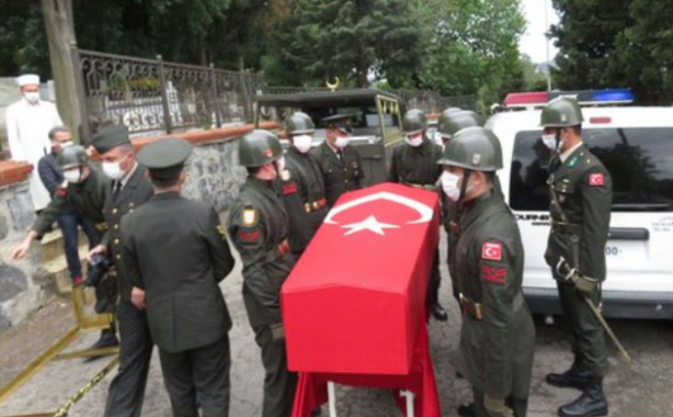 Foto - Skandal gelişme! Darbeci İsmail Hakkı Karadayı'nın askeri törenle kaldırılan cenazesine bakan da katıldı!