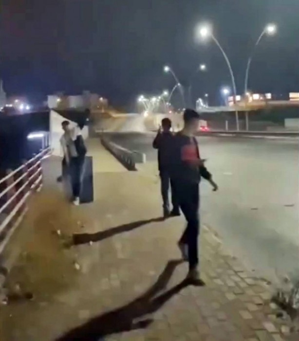 Foto - Skandal görüntüler Urfa’da kaydedildi! Gençler iyice zıvanadan çıktı! Caddenin ortasında bu haltı yediler, bir de utanmadan paylaştılar