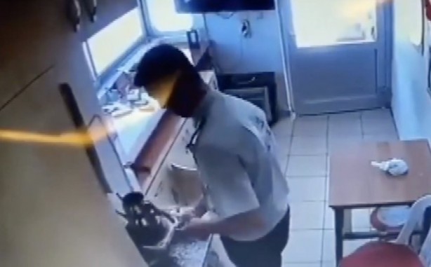 Foto - Skandal olay! Köpeğin üzerine sıcak su döktü