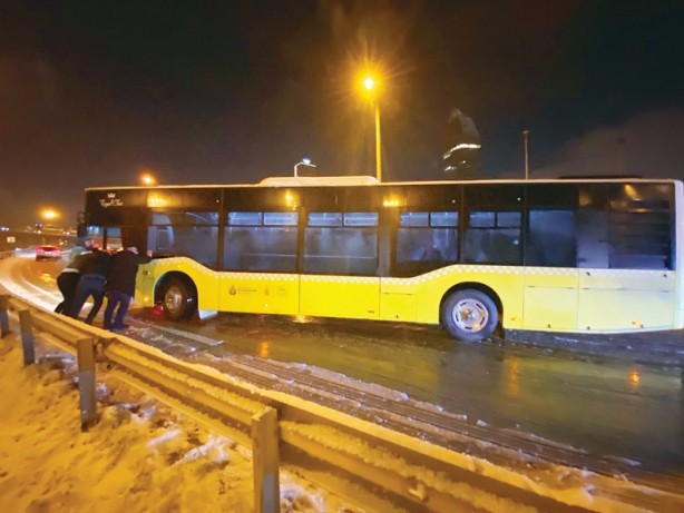 Foto - Skandallar silsilesi... Yolu belediye kapatmış!