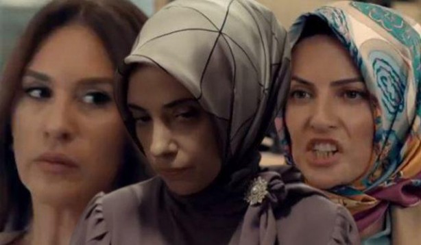 Foto - Skandalların ardı arkası kesilmiyor! Şimdi de bu kepazelik! Çekin elinizi başörtüsünden 