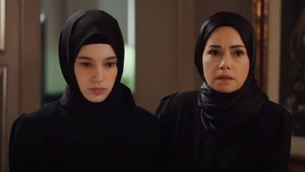 Foto - Skandalların ardı arkası kesilmiyor! Şimdi de bu kepazelik! Çekin elinizi başörtüsünden 