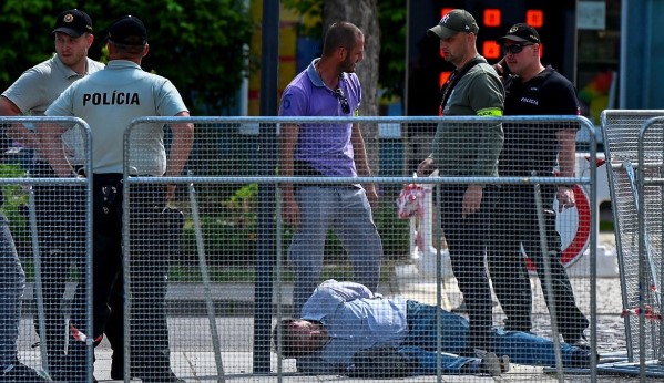 Foto - Slovakya Başbakanı'na suikast düzenleyen kişinin kimliği şaşırttı! Ünlü edebiyatçı...