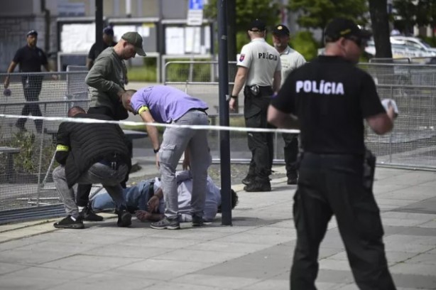 Foto - Slovakya Başbakanı'na suikast düzenleyen kişinin kimliği şaşırttı! Ünlü edebiyatçı...