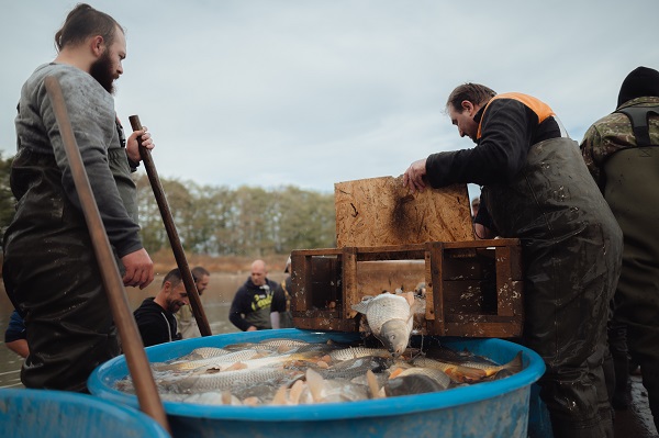 Foto - Slovakyalı balıkçıların geleneksel balık avı böyle görüntülendi