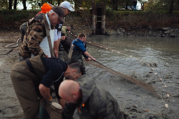 Foto - Slovakyalı balıkçıların geleneksel balık avı böyle görüntülendi