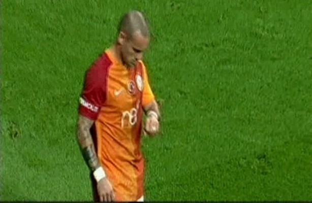 Foto - Sneijder sahaya atılan parayla ne yaptı?