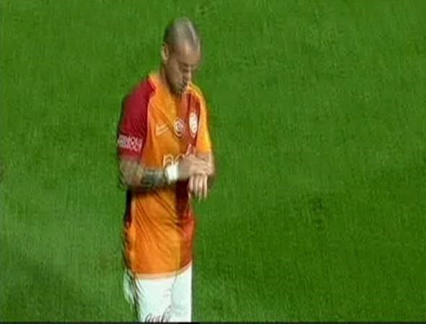 Foto - Sneijder sahaya atılan parayla ne yaptı?
